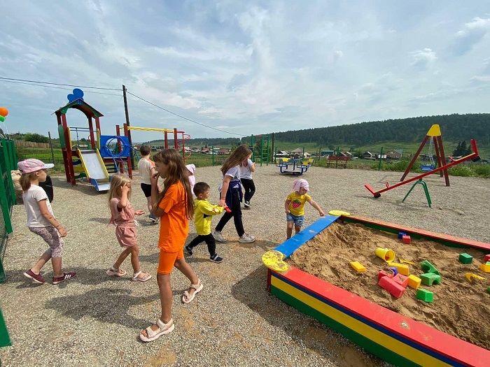 В Карлуке Иркутского района открыли новую детскую площадку