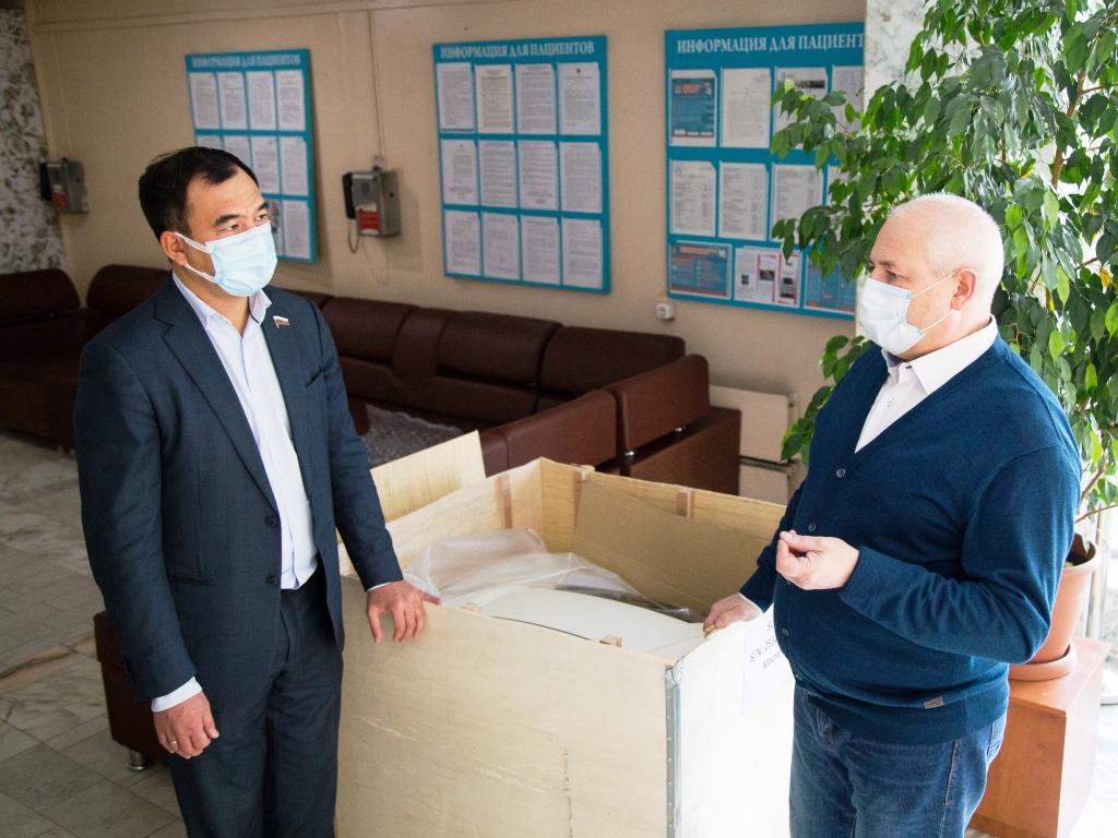 Сергей Тен передал госпиталю ветеранов оборудование для фотометрических тестов на COVID-19