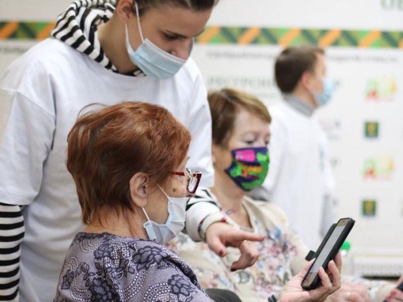 Волонтеров Ангарска наградили за участие в проекте «Смартфон для всех»