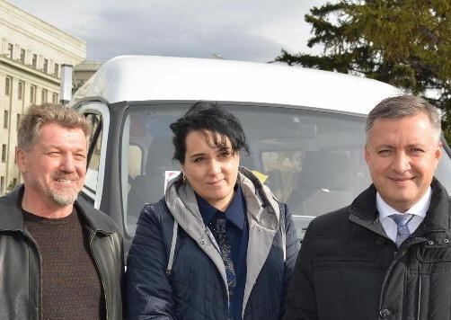 Многодетной семье из Братска вручили ключи от нового микроавтобуса