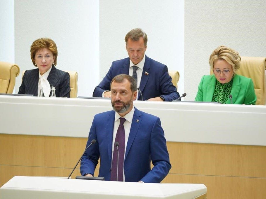 Александр Ведерников представил законодательные меры поддержки семей участников СВО на пленарном заседании в Совете Федерации
