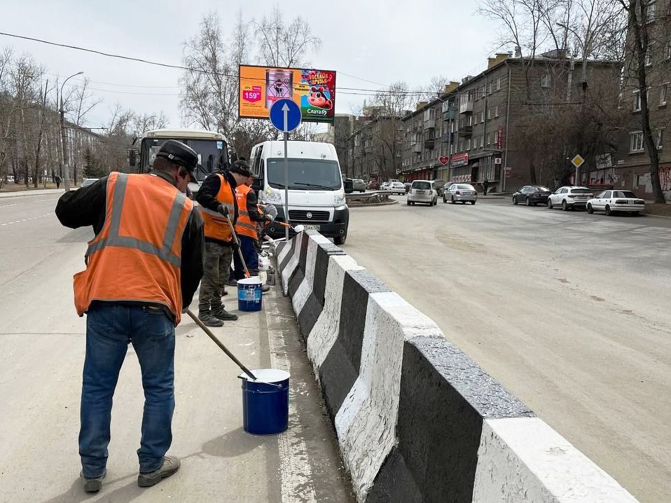 В Иркутске приступили к покраске дорожных ограждений