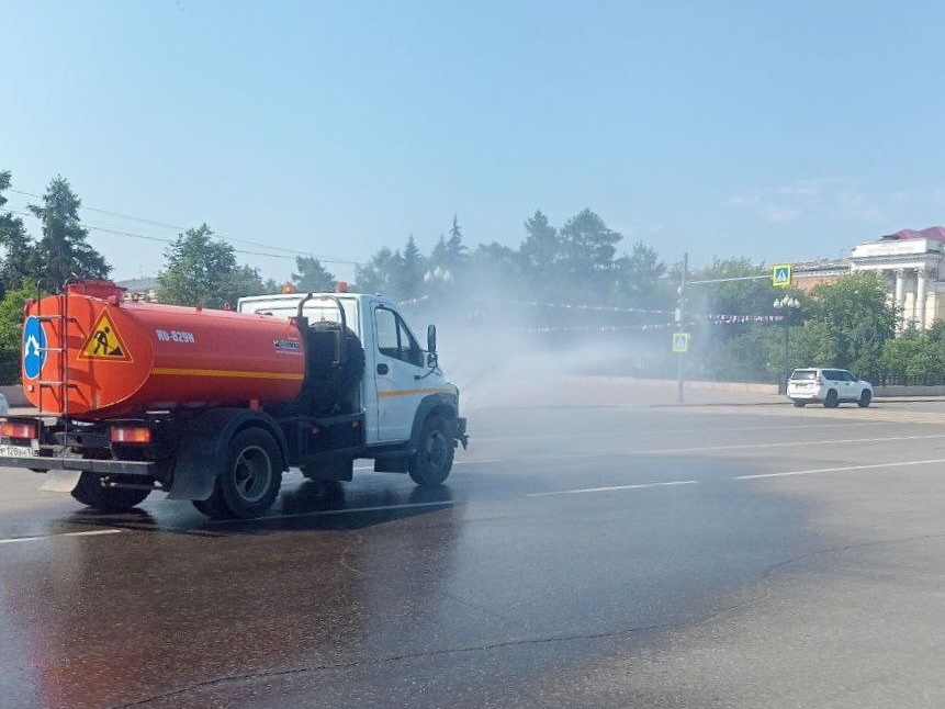 Для очистки дорог в Иркутске используют поливальные машины