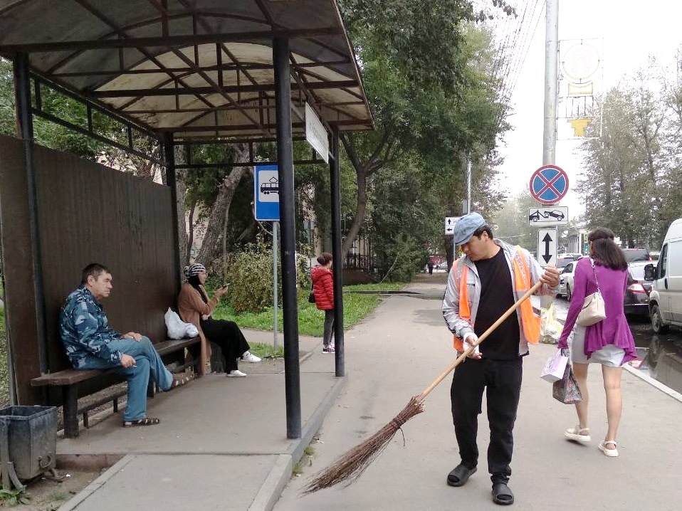 Комплексная уборка улиц продолжается в Иркутске