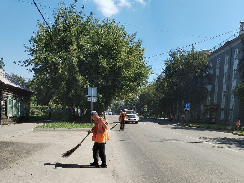 Комплексная уборка тротуаров ведется во всех районах Иркутска