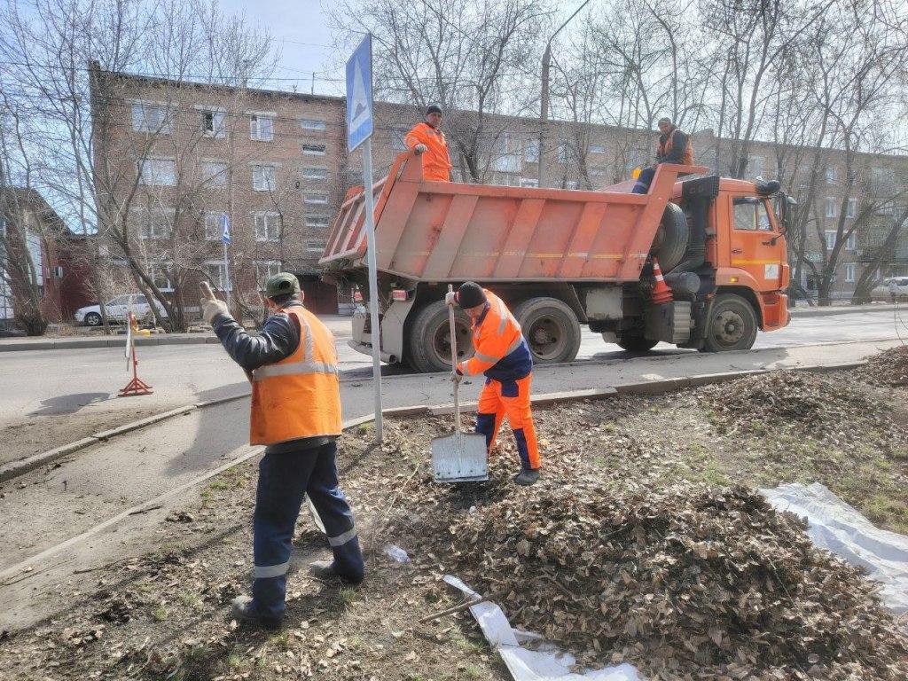 Газоны и тротуары очищают от сухой листвы и мусора в Иркутске