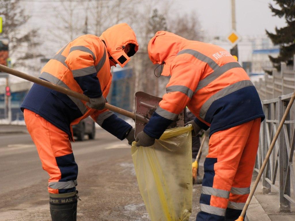 С улиц Иркутска ежедневно вывозят около двух тонн мусора