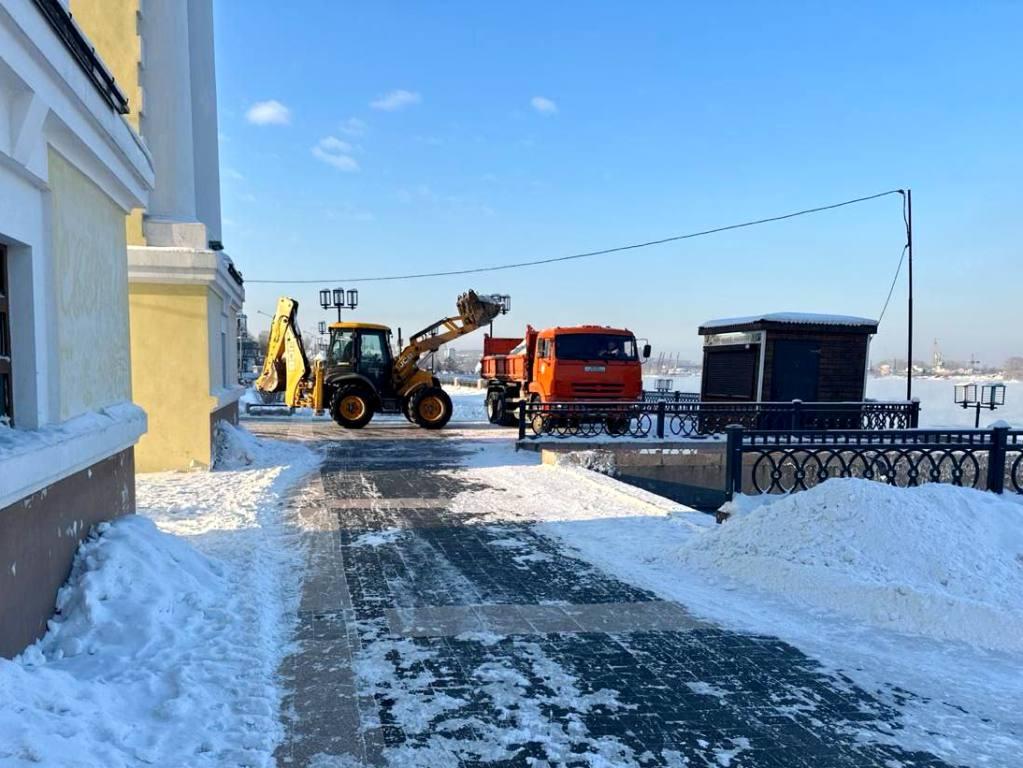 При уборке снега в Иркутске особое внимание уделяют подходам к социальным объектам, тротуарам и пешеходным переходам
