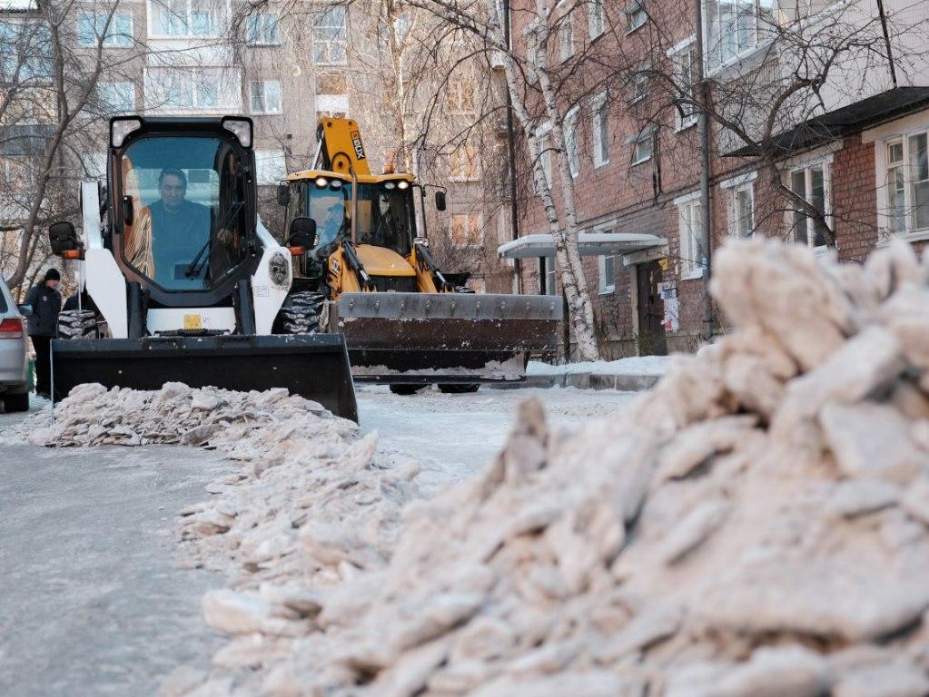 Около 300 дворов в Правобережном округе Иркутска очистили от снега