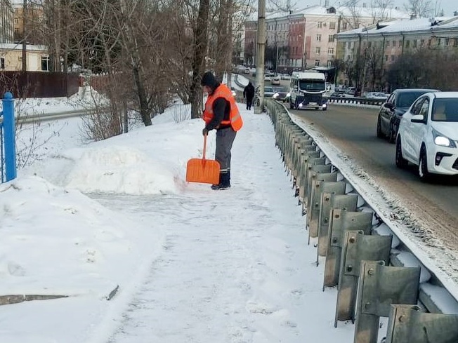 Тротуары в Иркутске посыпают противогололедными материалами