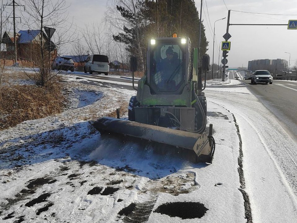 Для уборки дорог Иркутска задействовано почти 70 единиц техники