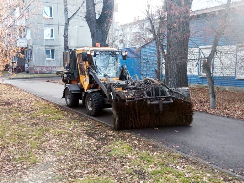 Для очистки тротуаров в Иркутске дополнительно применяют спецтехнику