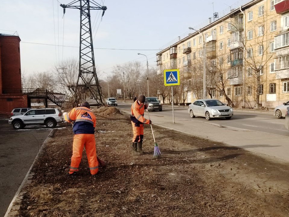 Более 130 рабочих вышли на уборку иркутских улиц