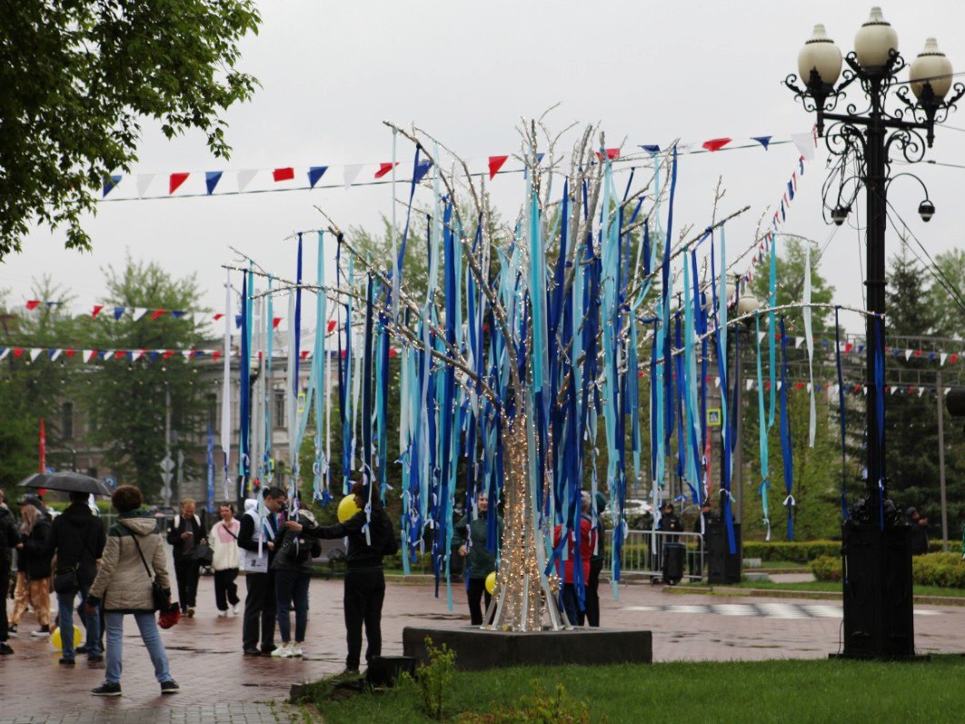 «Дерево жизни» оставят в сквере Кирова еще на неделю
