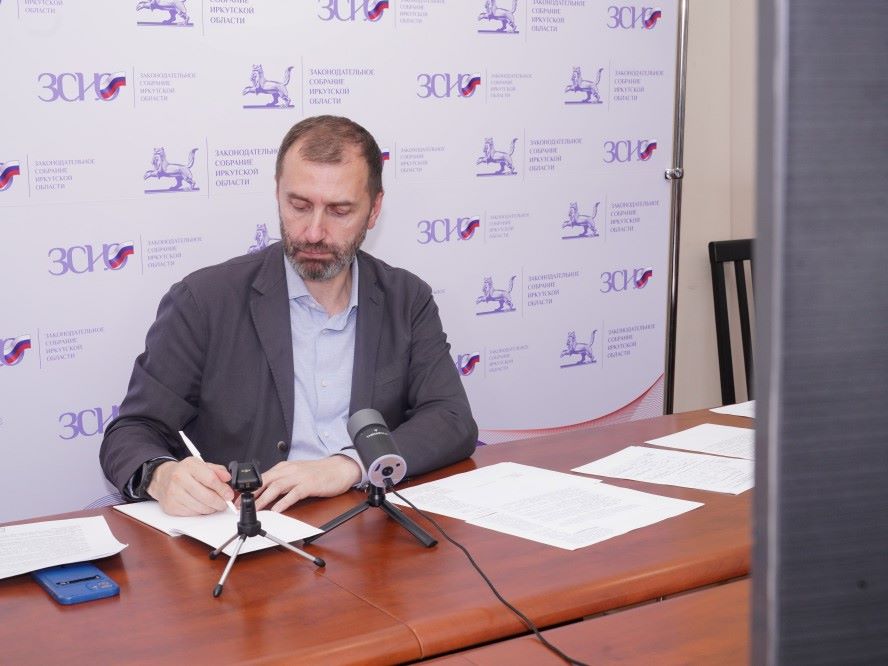 Александр Ведерников провел онлайн-прием граждан по личным вопросам