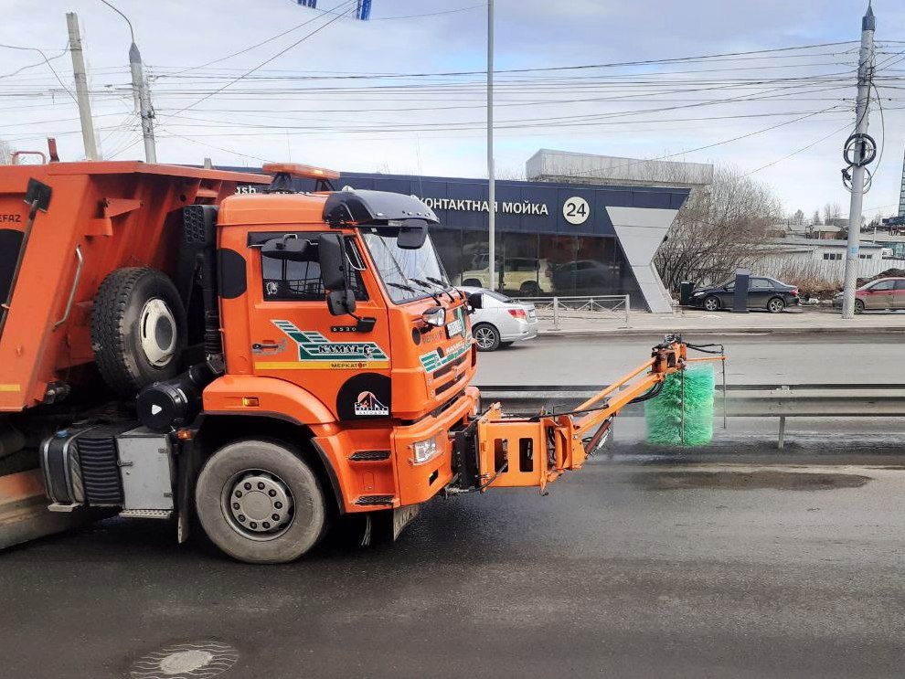 В Иркутске моют дорожные ограждения