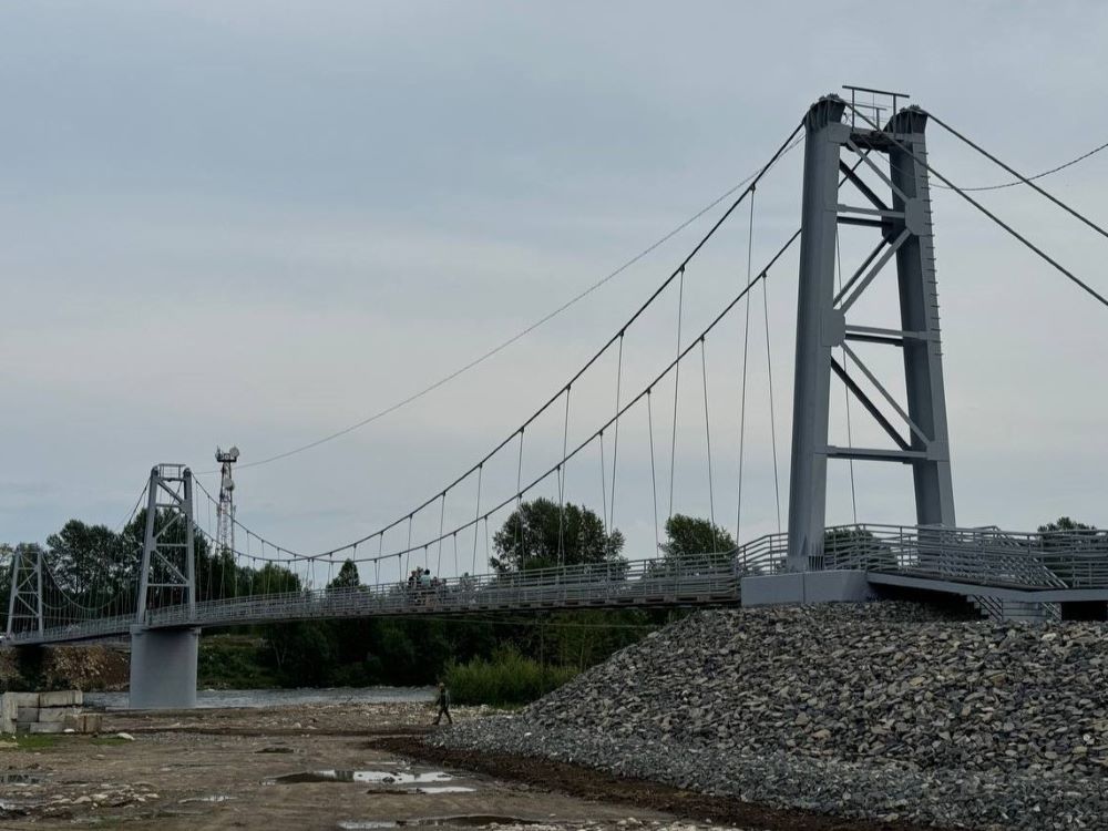 В Слюдянском районе завершилось строительство пешеходного моста через реку Снежная