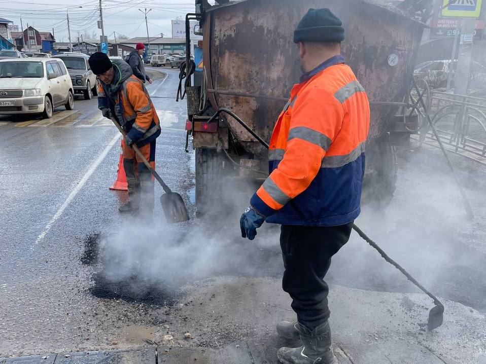В Иркутске продолжается ямочный ремонт и грейдирование дорог