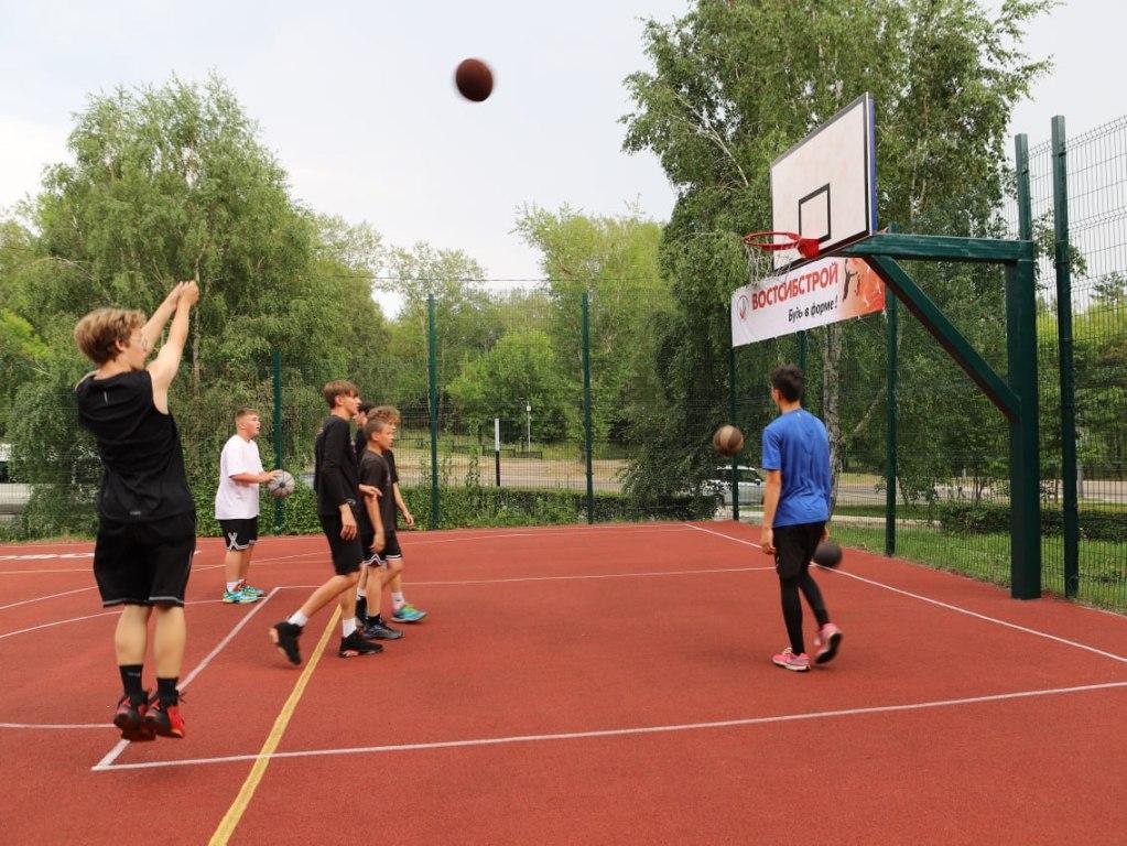 В Октябрьском округе Иркутска восстановили баскетбольную площадку