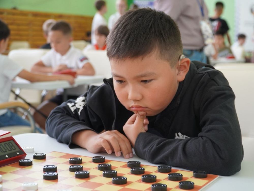 Батор Манзаев занял третье место на первенстве России по стоклеточным шашкам