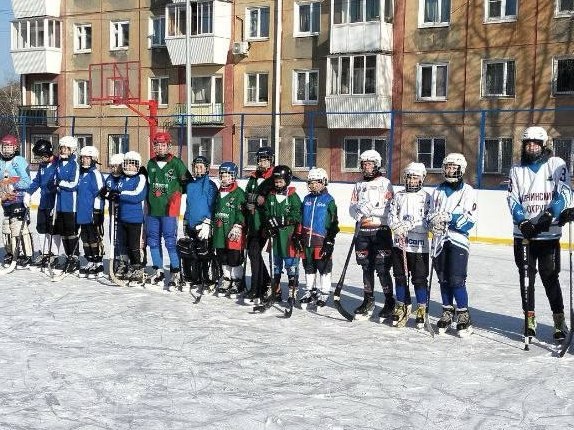 В выходные иркутяне толкали ядро, играли в бильярд и соревновались в мини-хоккее с мячом