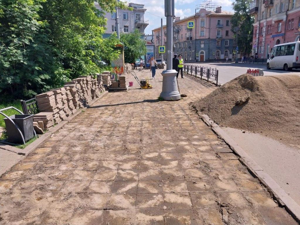 На улице Ленина в Иркутске ремонтируют тротуарную плитку