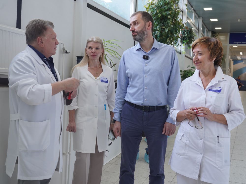 Александр Ведерников посетил Иркутский филиал МНТК «Микрохирургия глаза» в преддверии 35-летнего юбилея комплекса