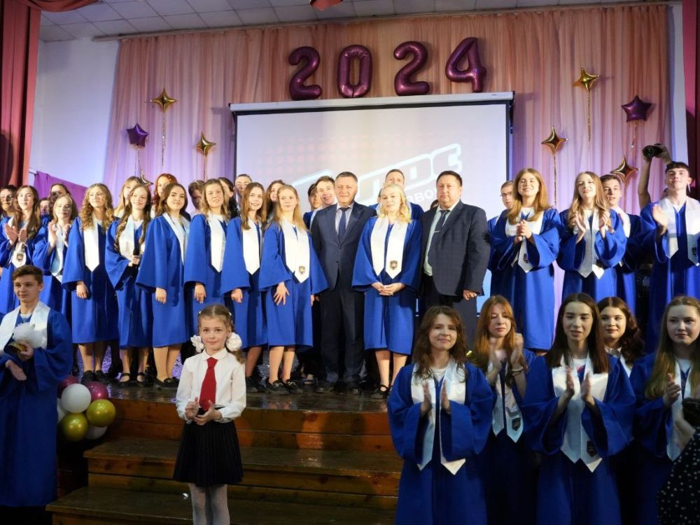 Игорь Кобзев поздравил выпускников школ Приангарья