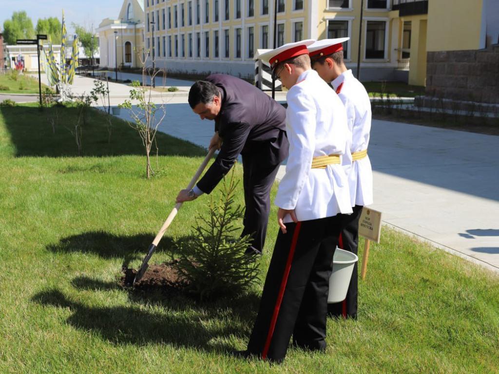 15 елей высадили на территории Суворовского училища в Иркутске в рамках акции «Сад памяти»