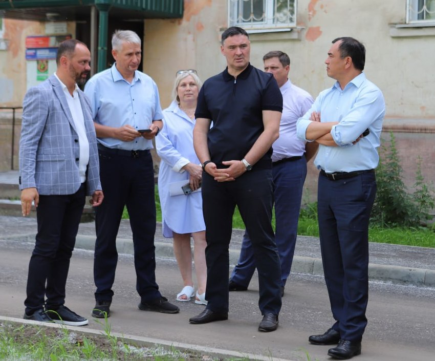 Мэр Иркутска вместе с депутатами проверил благоустройство дворов в Свердловском округе
